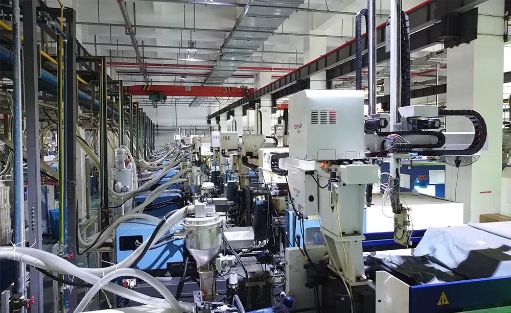 Injection molding central feeding system